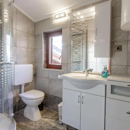 2 Bedroom Lovely In Апартаменты Цриквеница